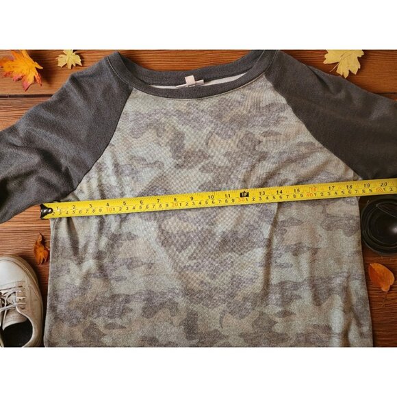 SO Long Sleeve Camo Raglan Tee Gray Sleeves Women’s Medium Soft Casual Top - Picture 6 of 8